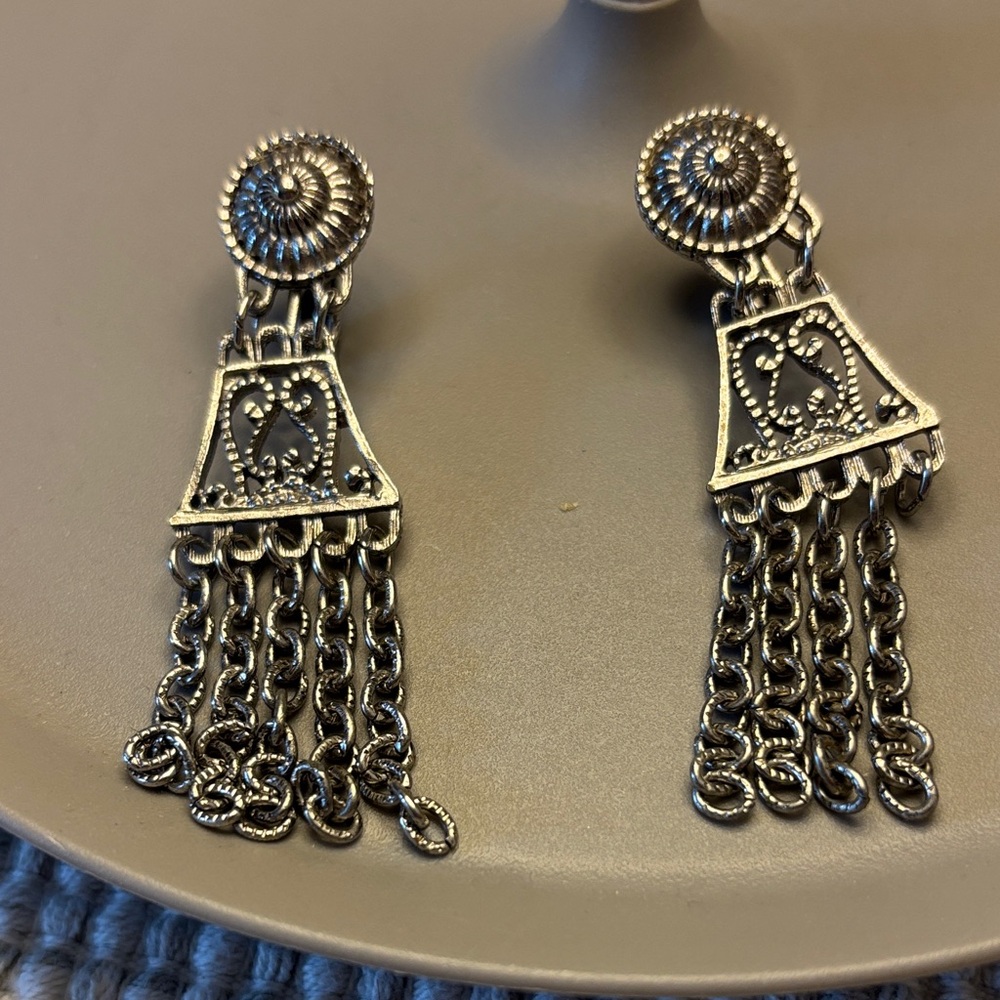 Vintage Elegant Silver tone Dangle Earrings!!